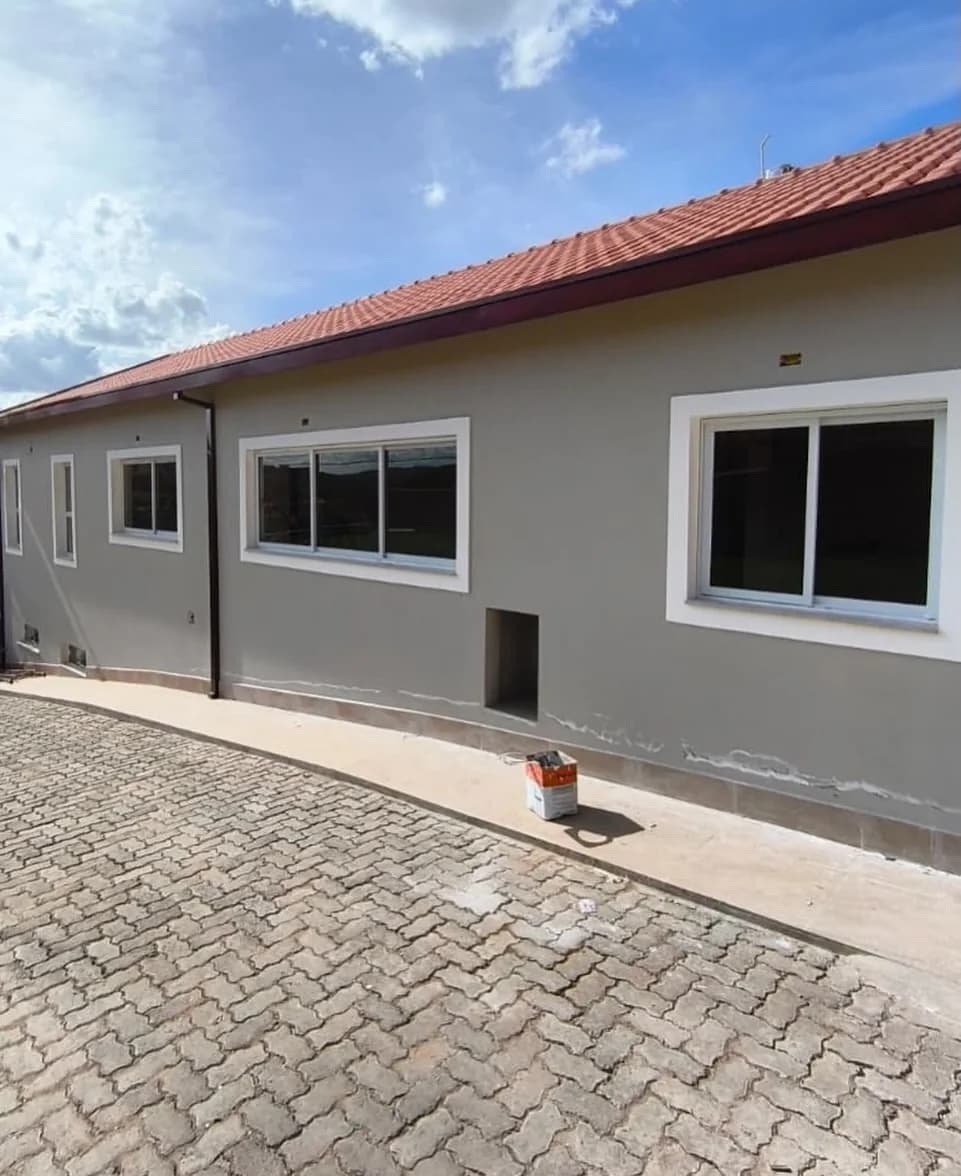 Janela residencial de alumínio branco instalada