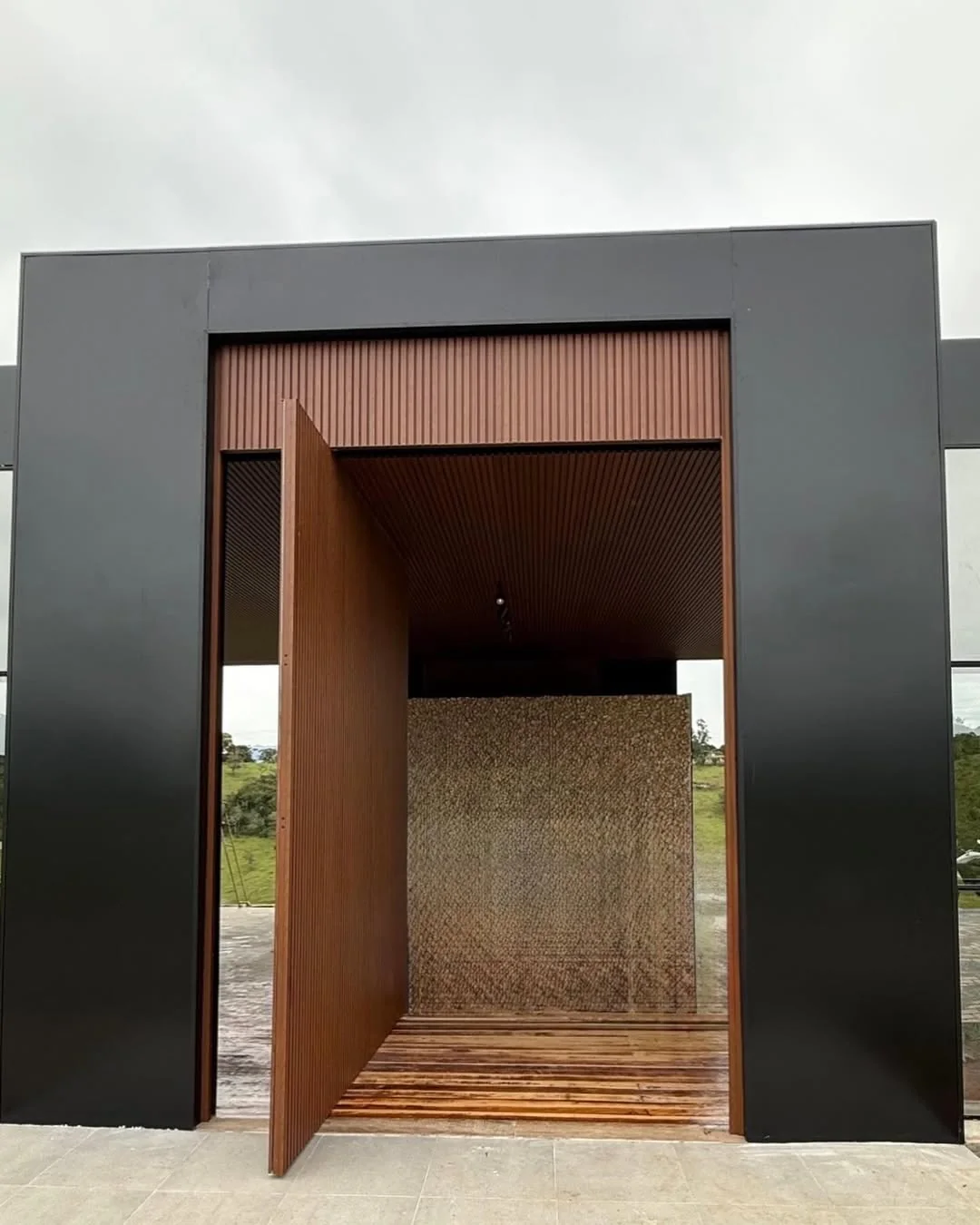 Porta pivotante alta com acabamento amadeirado