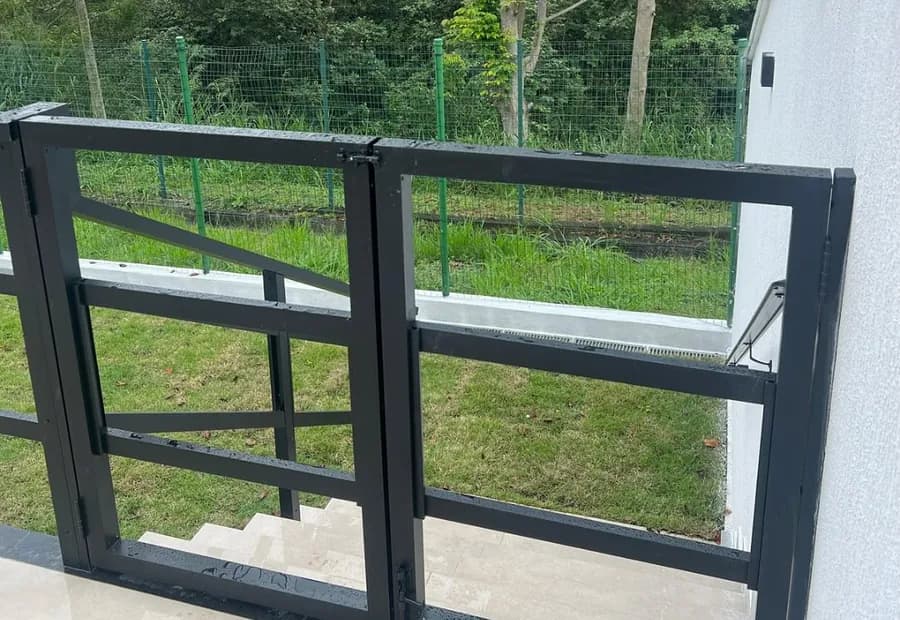 Guarda-corpo em vidro e alumínio - foto 1